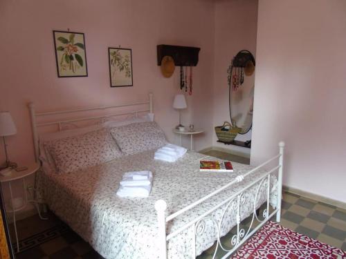 um quarto com uma cama com duas toalhas em Casa Arenella em Palermo