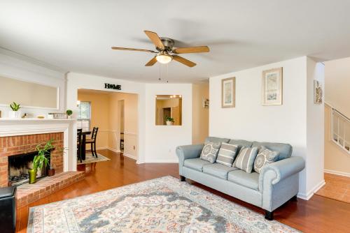 Χώρος καθιστικού στο Atlanta Area Home with Yard about 2 Mi to Six Flags