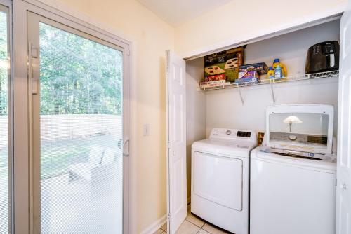 Η κουζίνα ή μικρή κουζίνα στο Atlanta Area Home with Yard about 2 Mi to Six Flags