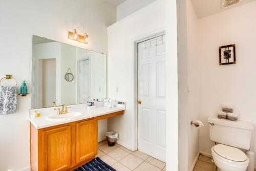 Ένα μπάνιο στο Atlanta Area Home with Yard about 2 Mi to Six Flags