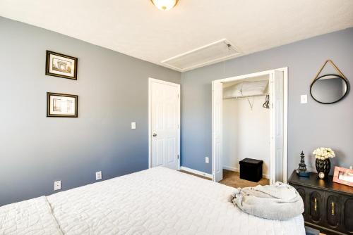 Ένα ή περισσότερα κρεβάτια σε δωμάτιο στο Atlanta Area Home with Yard about 2 Mi to Six Flags