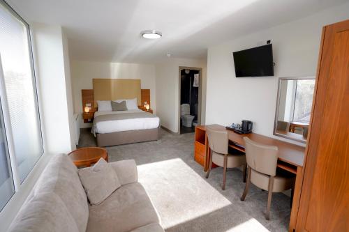 Postel nebo postele na pokoji v ubytování Hardgate House Hotel