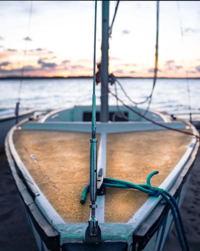a boat with a green rope sitting in the water at Apartament Komandorski przy Aquaparku in Reda