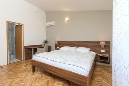 una camera da letto con un letto grande e una scrivania di Villa Paradiso a Punat