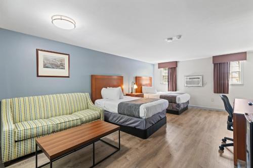ein Hotelzimmer mit einem Bett und einem Sofa in der Unterkunft Knight's Inn Boston/Danvers in Danvers