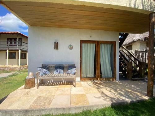 un porche con un banco en el patio en Chalé dos ventos Macapá, en Ponta do Anel