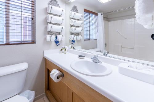 bagno con lavandino, servizi igienici e specchio di RiverPointe Napa Valley Resort a Napa