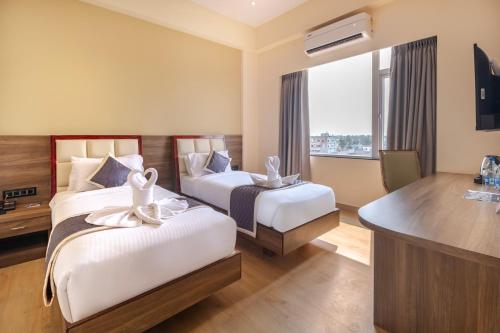 Postel nebo postele na pokoji v ubytování Monday Hotels Amalapuram Heights