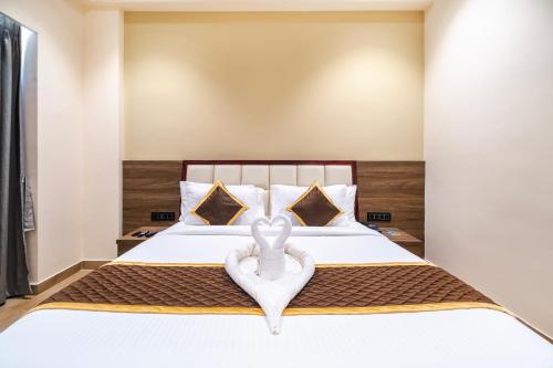 Postel nebo postele na pokoji v ubytování Monday Hotels Amalapuram Heights