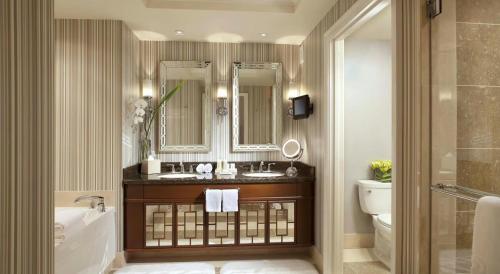 Bilik mandi di Caesars Palace Las Vegas by Suiteness