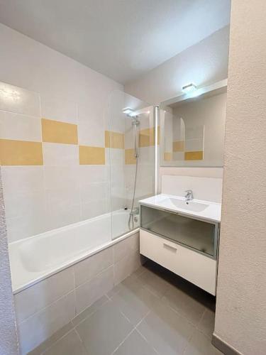 une salle de bain avec une baignoire, un lavabo et une douche dans l'établissement 3472-Appartement 6 couchages avec piscine, à Argelès-sur-Mer