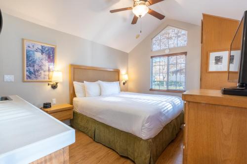 a bedroom with a bed and a flat screen tv at RiverPointe Napa Valley Resort in Napa