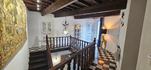 - un escalier dans une maison avec un sol en damier dans l'établissement La Belle Maison, à Avèze