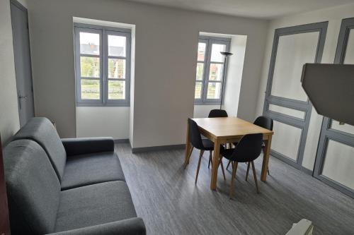 un salon avec un canapé, une table et des chaises dans l'établissement Apartment in the heart of Trouville-sur-Mer, à Trouville-sur-Mer