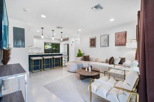 Η κουζίνα ή μικρή κουζίνα στο Luxurious Home in Pompano & Fort Lauderdale