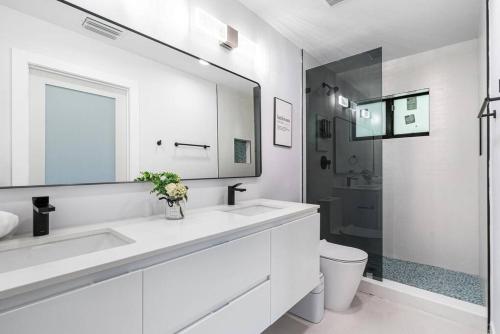 Ένα μπάνιο στο Luxurious Home in Pompano & Fort Lauderdale