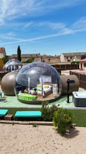 una gran casa de cristal con una cama en su interior en COSMOVEROS, Bubble Experience, en Pedraza-Segovia