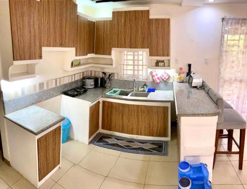 uma cozinha com um lavatório e uma bancada em Pumpkin Transient House em San Fernando
