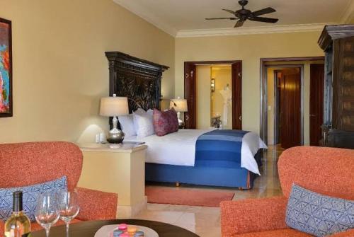 Habitación de hotel con 1 cama y 2 sillas en Pueblo Bonito Sunset Beach Golf & Spa Resort en Cabo San Lucas