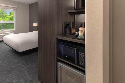 a hotel room with a bed and a television at Fairfield by Marriott Inn & Suites Annapolis in Annapolis