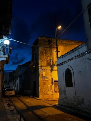 an alley at night with a street light at Una Biancasa in Carovigno