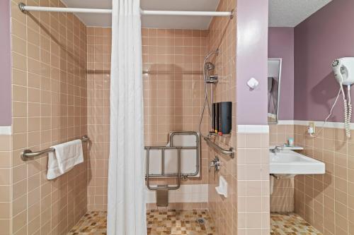 y baño con ducha y lavamanos. en Knight's Inn Boston/Danvers, en Danvers