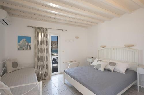 Postel nebo postele na pokoji v ubytování Anixi Hotel