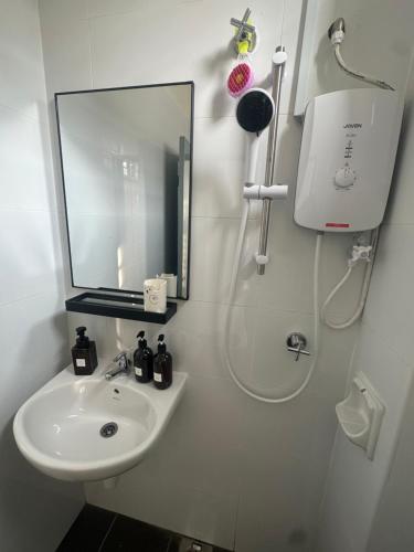 班台的住宿－Pantai Remis Bear Homestay，白色的浴室设有水槽和镜子
