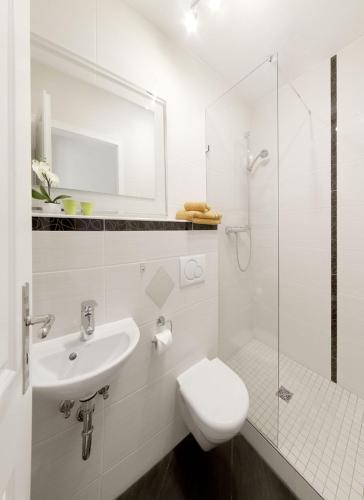 ズールにあるSuhler Stadtperleのトイレと洗面台を備えた白いバスルーム