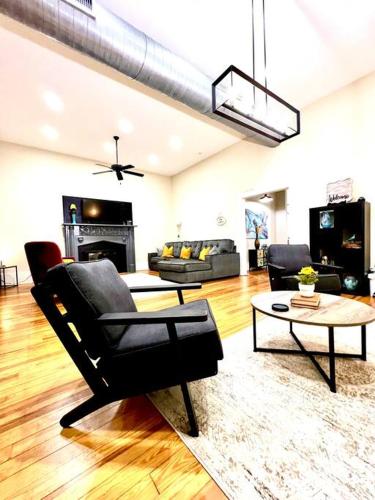 Χώρος καθιστικού στο The Loft-Downtown McComb