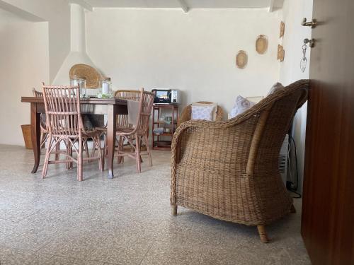 a living room with a table and chairs at Eldoh in Bernalda
