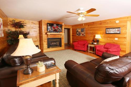 Una sala de estar con muebles de cuero y chimenea. en Pinnacle View 7C by Eden Crest, en Pigeon Forge