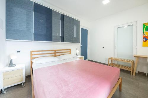 a bedroom with a large bed with a pink blanket at Il Giardino di Agata in Mascalucia