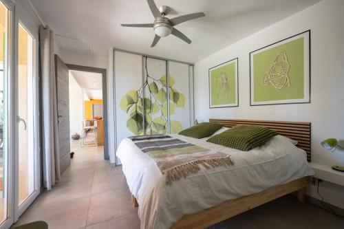 une chambre avec un lit et un ventilateur de plafond dans l'établissement 06TOUR villa Tourrettes, à Tourrettes-sur-Loup