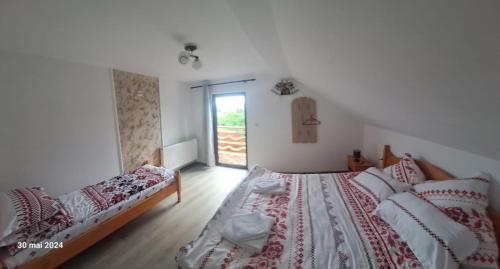 a bedroom with a bed and a window in it at Casa Vasy in Vatra Dornei