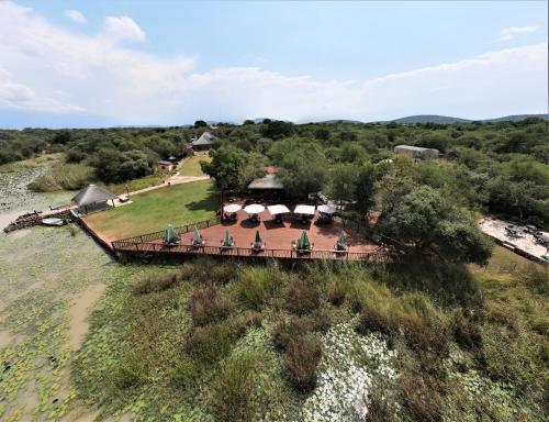 eine Luftansicht eines Hauses mit einem Resort in der Unterkunft Crocodile Pools Resort in Gaborone
