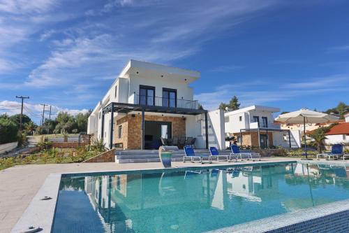 een villa met zwembad voor een huis bij Villa Azul - Pool, Garden, BBQ in Pefkochori