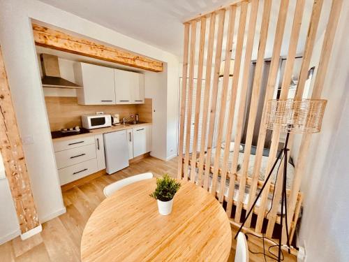Il comprend une cuisine et une salle à manger avec une table en bois. dans l'établissement Joli studio proche des remparts, à Boulogne-sur-Mer