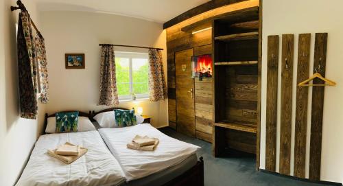 Ένα ή περισσότερα κρεβάτια σε δωμάτιο στο Danielov dom