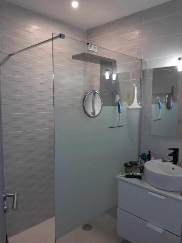 une salle de bain avec douche et lavabo dans l'établissement Maison charmante à Rivesaltes, jardin clôturé, à Rivesaltes