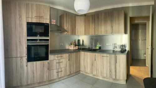 Kitchen o kitchenette sa Nice west cosy flat balcony, near airport, train, beach, public transport, supermarket, comfortable and well equipped