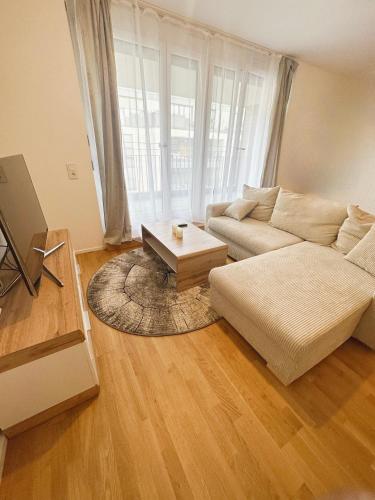 un soggiorno con un divano e un tavolino da caffè di Seductive 1-Room Apt, Centre of Stuttgart a Stoccarda