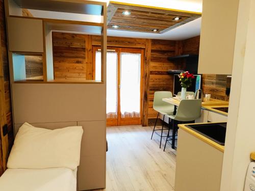 une cuisine et un salon dans une cabane en rondins dans l'établissement Le Cocon Des Pistes, à Saint-Gervais-les-Bains