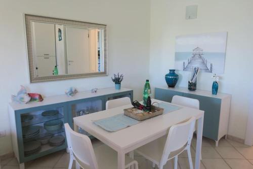 Dapur atau dapur kecil di Villetta Laura By La Via Del Mare Viaggi e Vacanze