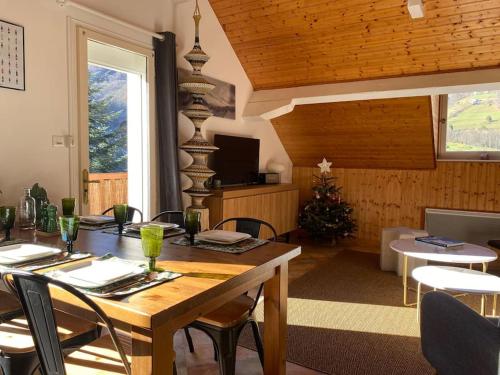 une salle à manger avec une table et un sapin de Noël dans l'établissement EtChourot, à Cauterets