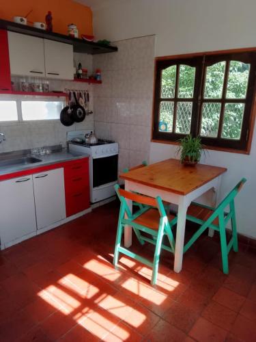een keuken met een tafel en 2 stoelen. bij Departamento con terraza in Corrientes