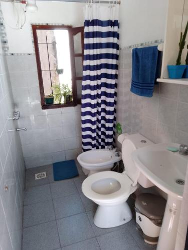 een badkamer met een toilet en een wastafel bij Departamento con terraza in Corrientes