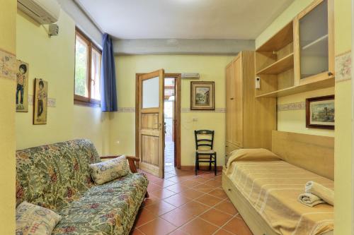 a living room with a couch and a chair at Residence Vacanza Mare in Campo nell'Elba