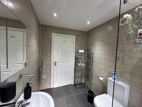 een badkamer met een toilet, een douche en een wastafel bij sark house Apartment Chorlton manchester in Manchester