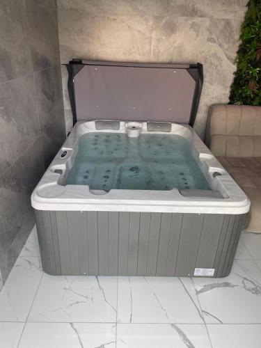 un bain à remous posé sur un sol carrelé dans l'établissement Chill N Love prox EuropaPark et Rulantica Strasbourg Colmar, à Rossfeld